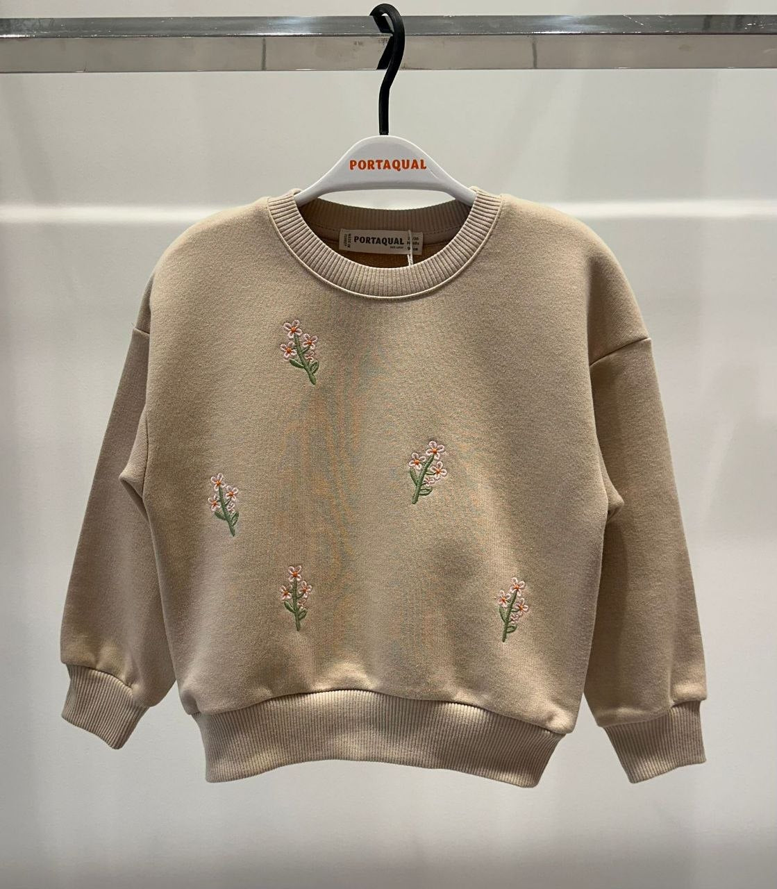 Beige sweater met bloemenborduring