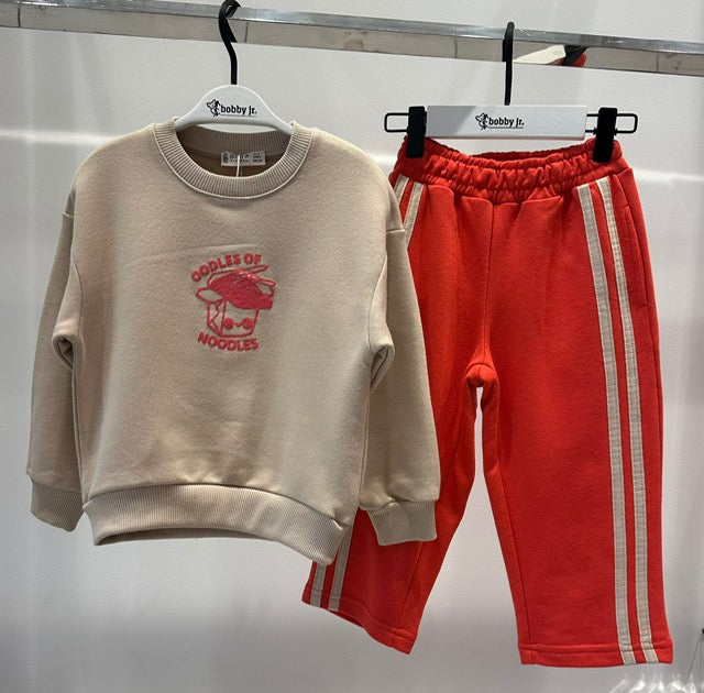 Beige sweater met print en rode streepbroek