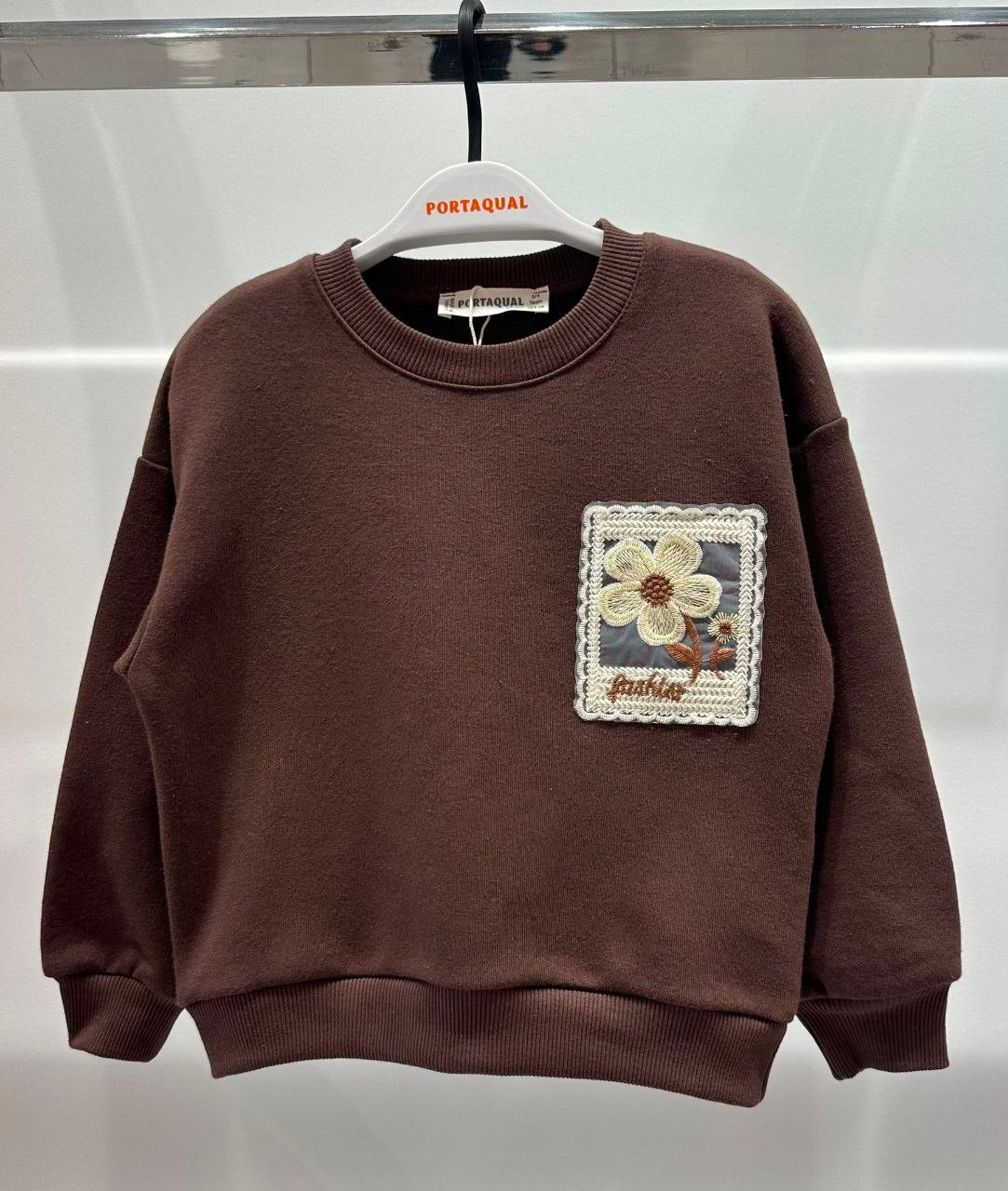 Bruine sweater met borduurdetail