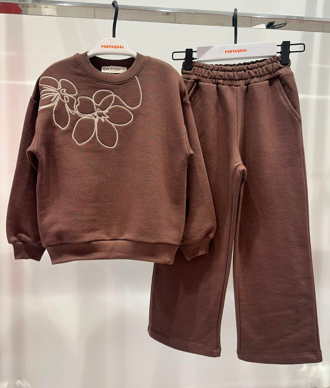 Bruine set met lijntekening bloemenborduring