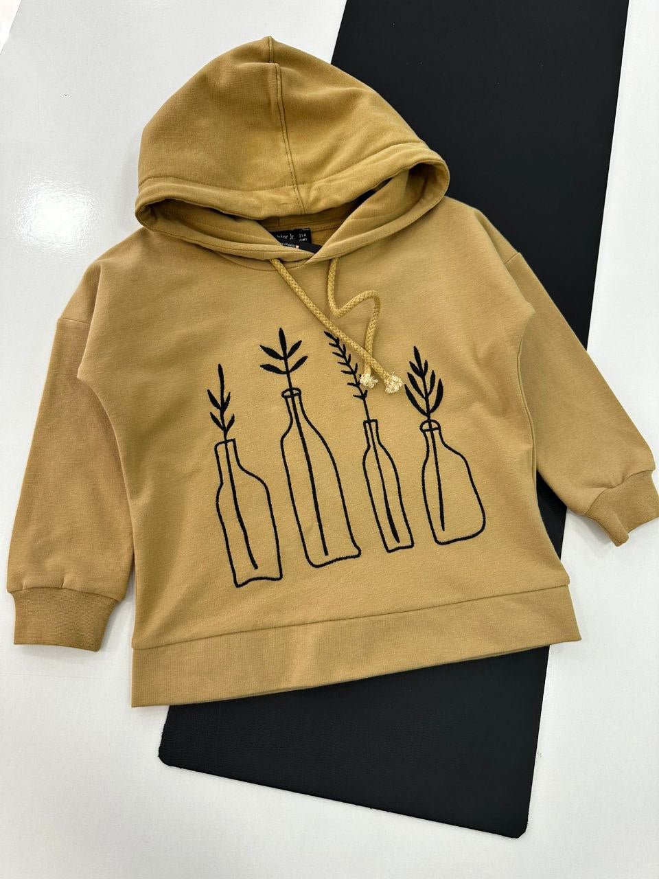 Camel hoodie met minimalistische vazenprint - alias kids