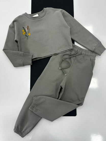 Grijs cropped trainingspak met geborduurde bloemen - alias kids