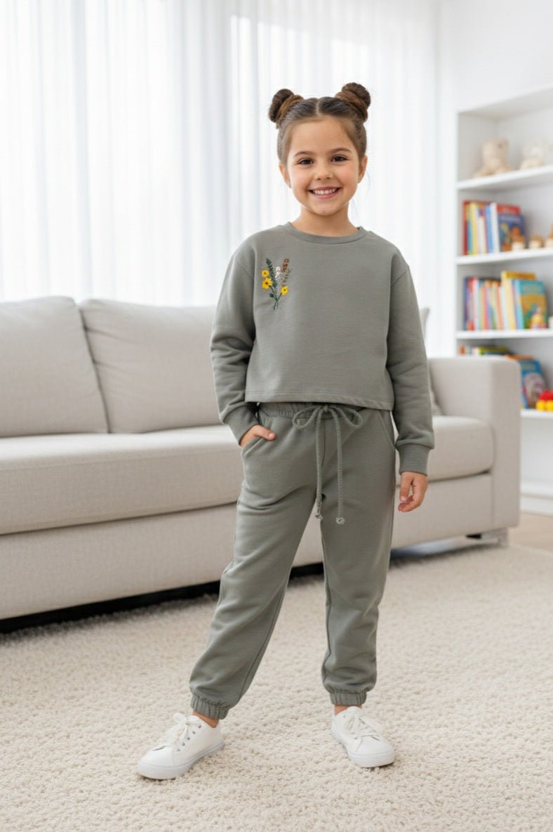 Grijs cropped trainingspak met geborduurde bloemen - alias kids