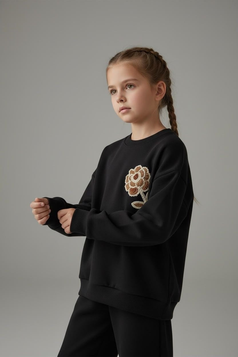 Zwarte sweater met grote bloemborduring