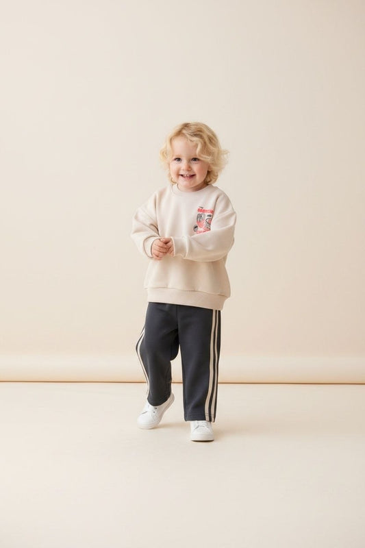 Beige sweater met graphic print & gestreepte joggingbroek