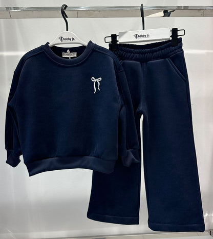 Marineblauwe sweater met strikje en wide-leg broek