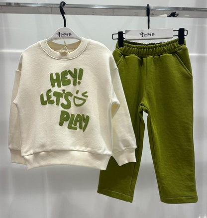 Ecru sweater met print en groene broek
