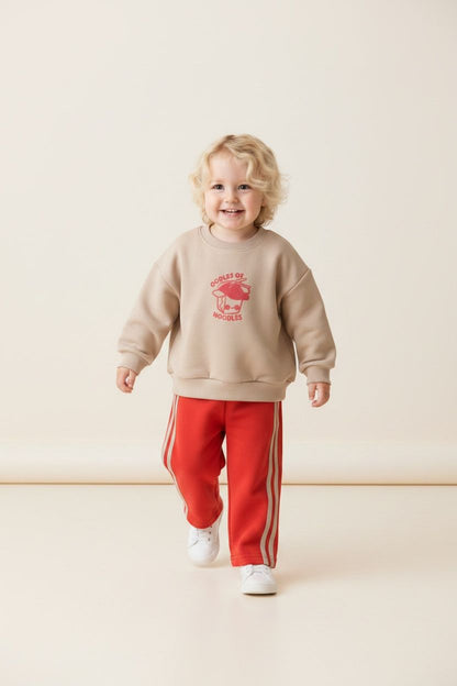 Beige sweater met print en rode streepbroek