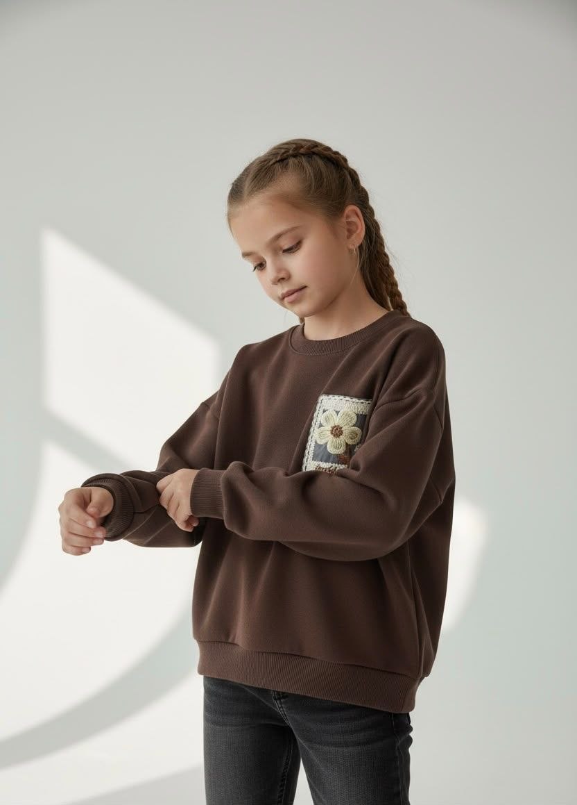 Bruine sweater met borduurdetail