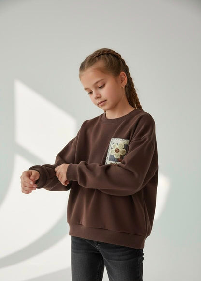 Bruine sweater met borduurdetail