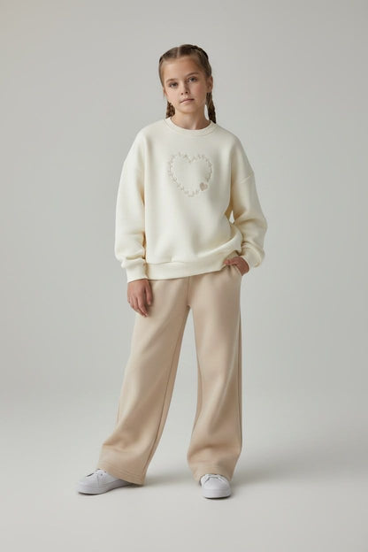 Crème sweater met hartjesborduring en wide-leg broek