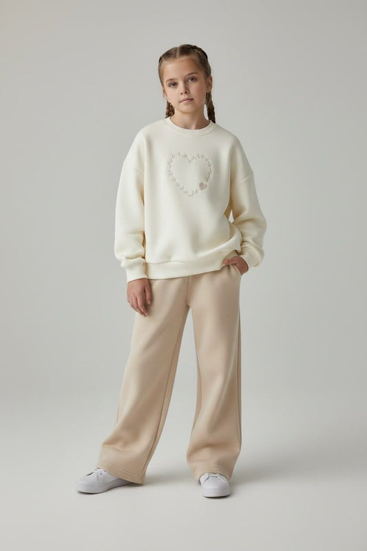 Crème sweater met hartjesborduring en wide-leg broek