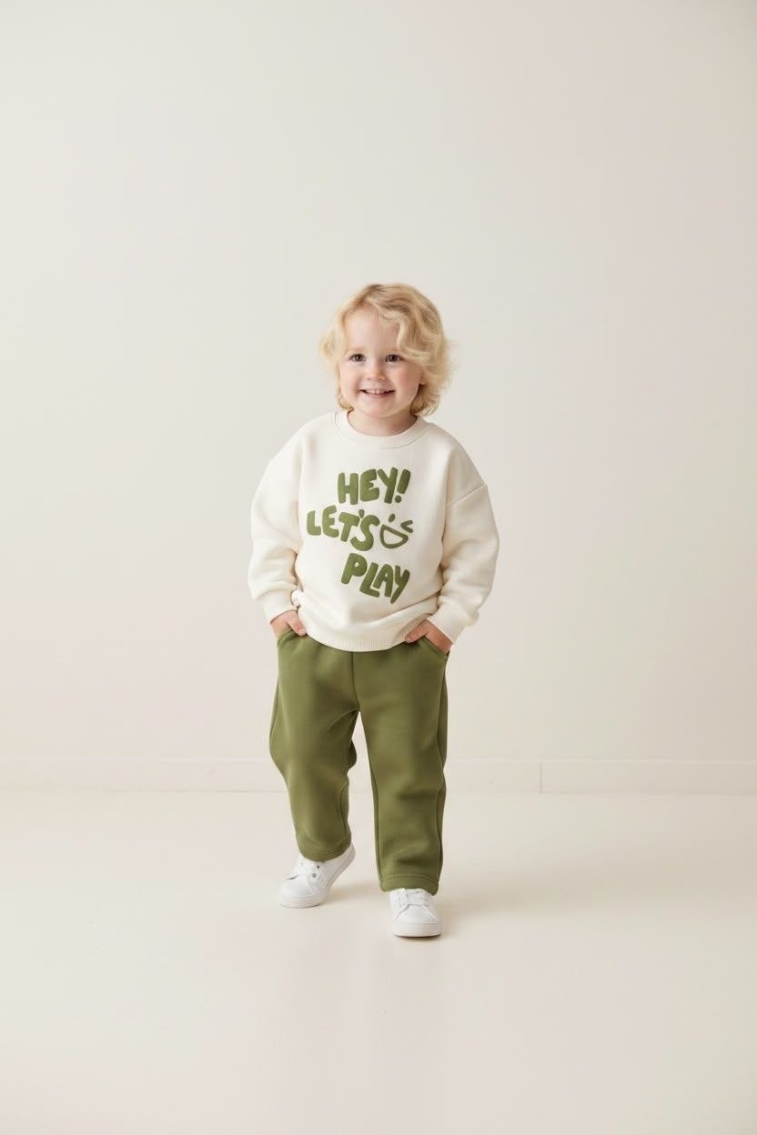 Ecru sweater met print en groene broek