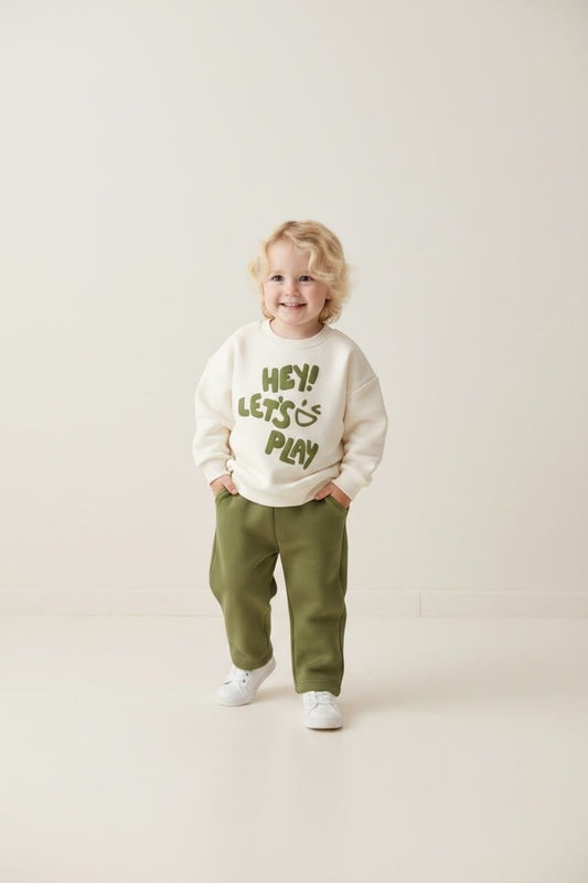 Ecru sweater met print en groene broek