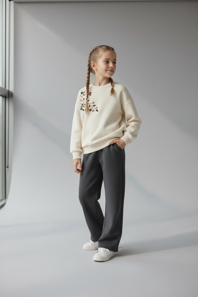 Sweater met kleurrijke bloemborduring en grijze broek