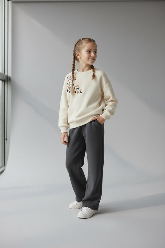 Sweater met kleurrijke bloemborduring en grijze broek