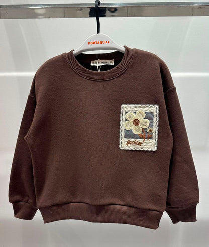 Bruine sweater met borduurdetail