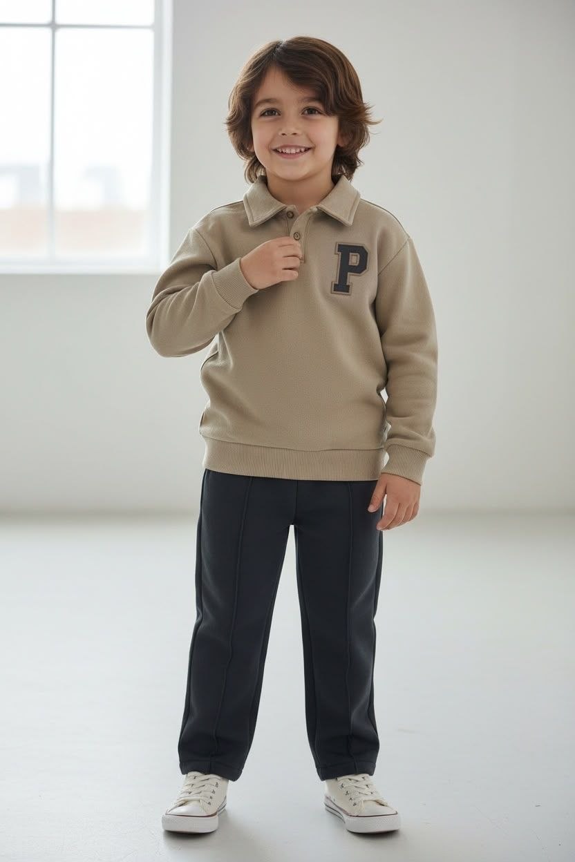 Beige collegetrui met "P"-patch en donkere broek