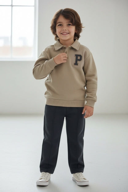 Beige collegetrui met "P"-patch en donkere broek
