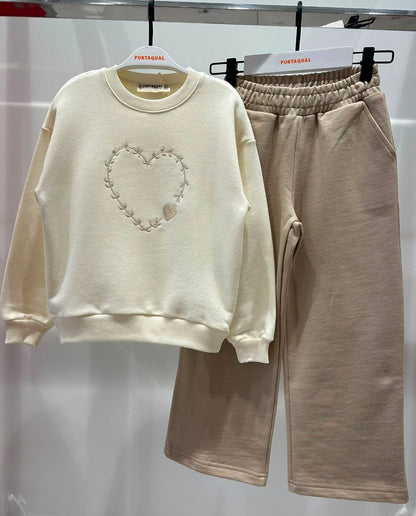 Crème sweater met hartjesborduring en wide-leg broek