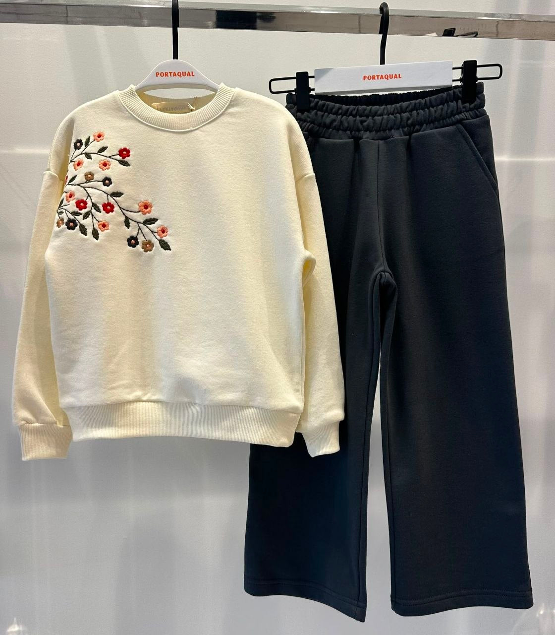 Sweater met kleurrijke bloemborduring en grijze broek